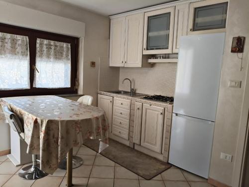 A kitchen or kitchenette at VILLA ANNAMARIA