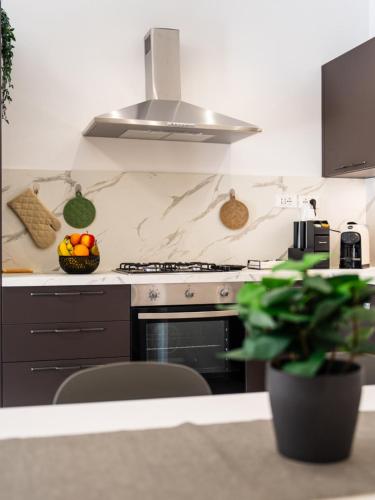a kitchen with a stove and a bowl of fruit at Pellarhome Quality Guest House in Pellaro