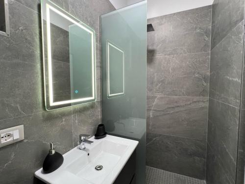 シェンジンにあるSeaside Family Apartament 1の洗面台と鏡のあるバスルーム