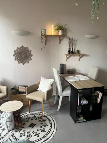 un salon avec une table et des chaises dans l'établissement Le Studio du Bosquet, à Pau
