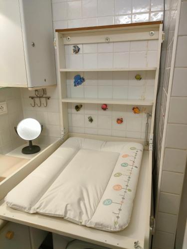 un lit dans un coin d'une pièce dans l'établissement Abri Côtier, au Cap d'Agde