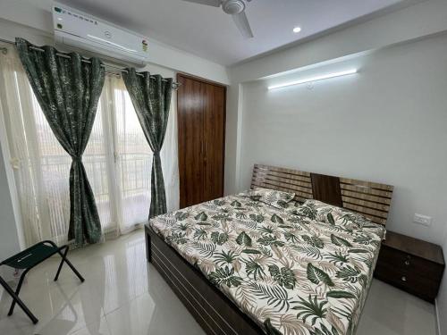 a bedroom with a bed and a window at Aravalli Stays 2 BHK Apartment in Ajmer
