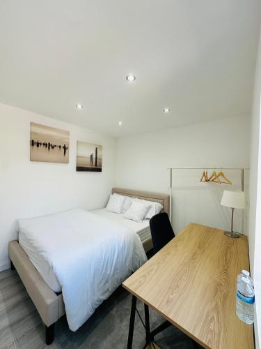 Postel nebo postele na pokoji v ubytování London Twickenham stadium double Bedroom B
