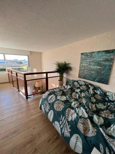 une chambre avec un lit avec une couette verte dans l'établissement Appartement chic à Biarritz avec vue sur montagnes - 70 m², à Biarritz