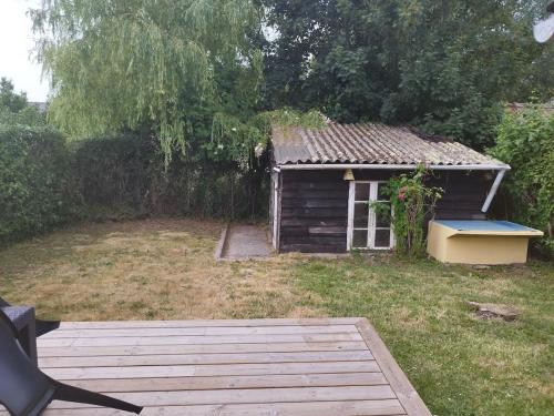 a small shed in a yard next to a house at Petite Maison a deux pas du centre in Le Faou