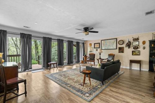 Χώρος καθιστικού στο Cosby Mountain Lodge home