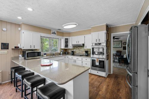 Η κουζίνα ή μικρή κουζίνα στο Cosby Mountain Lodge home