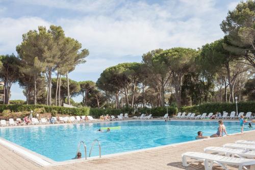 - une piscine dans un complexe avec des personnes dans l'établissement Residence Saint-Raphael Valescure - maeva Home, à Saint-Raphaël