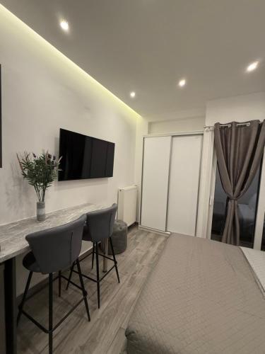 Pagrati Luxury Gray Studio-Chremonidou street