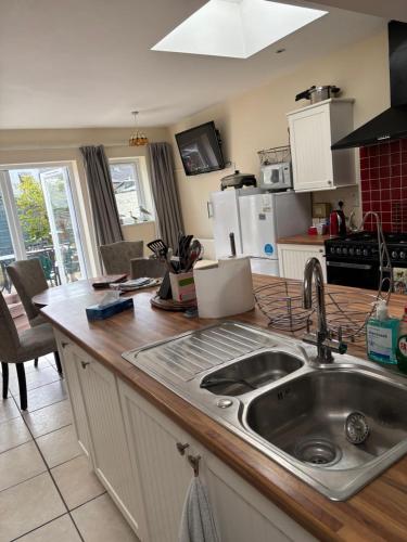 ウェイマスにあるThe Seagulls 3 Bedroom House with Parking Weymouthのシンクとカウンタートップのあるキッチン