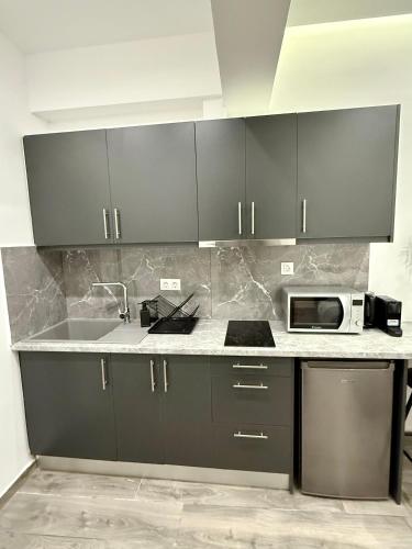Pagrati Luxury Gray Studio-Chremonidou street