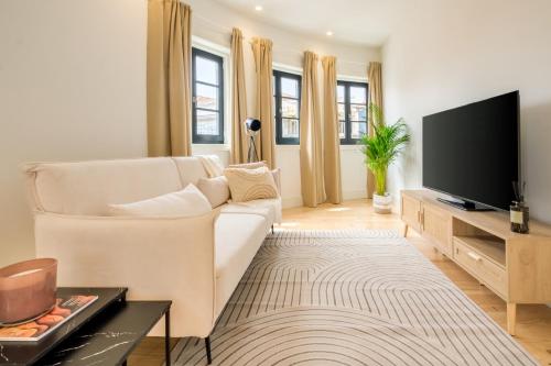 Art Deco 32 Luxury 2BR Apartment Downtown Metro AC