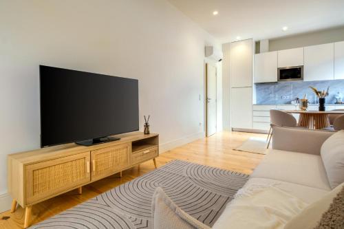 Art Deco 32 Luxury 2BR Apartment Downtown Metro AC