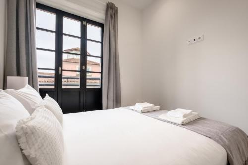 Art Deco 32 Luxury 2BR Apartment Downtown Metro AC