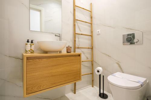 Art Deco 32 Luxury 2BR Apartment Downtown Metro AC