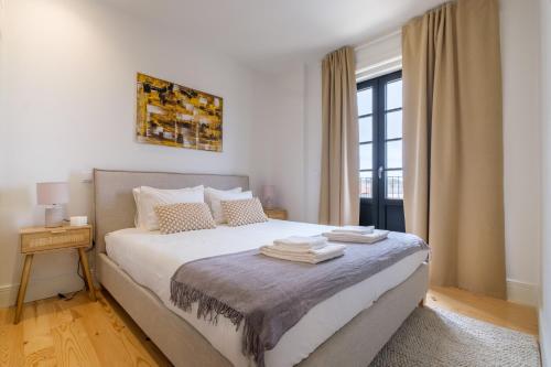 Art Deco 42 Luxury 2BR Apartment Downtown Metro AC