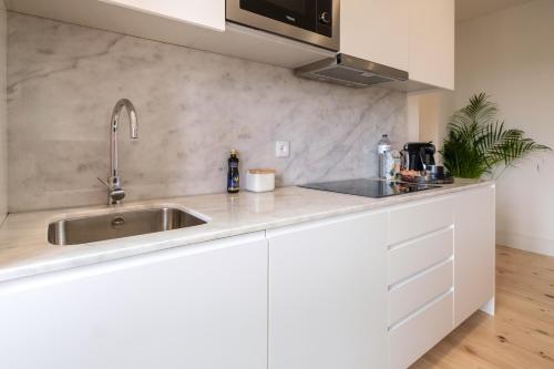 Art Deco 42 Luxury 2BR Apartment Downtown Metro AC
