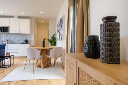 Art Deco 42 Luxury 2BR Apartment Downtown Metro AC