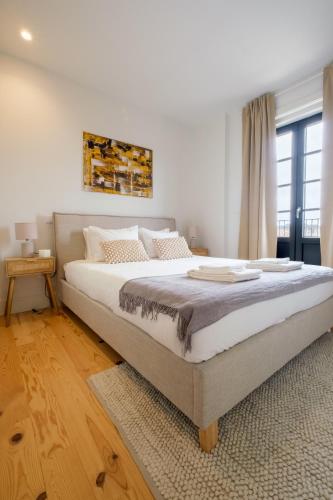 Art Deco 42 Luxury 2BR Apartment Downtown Metro AC