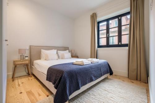 Art Deco 13 Luxury 2BR Apartment Downtown Metro AC