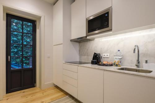 Art Deco 13 Luxury 2BR Apartment Downtown Metro AC