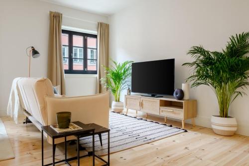 Art Deco 13 Luxury 2BR Apartment Downtown Metro AC