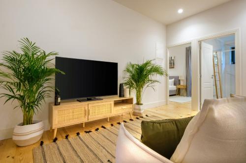 Art Deco 23 Luxury 2BR Apartment Downtown Metro AC