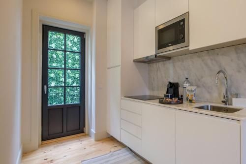 Art Deco 33 Luxury 2BR Apartment Downtown Metro AC