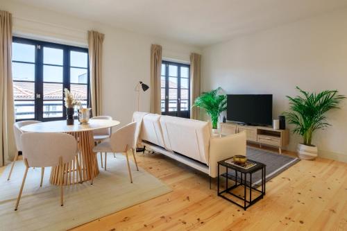 Art Deco 33 Luxury 2BR Apartment Downtown Metro AC