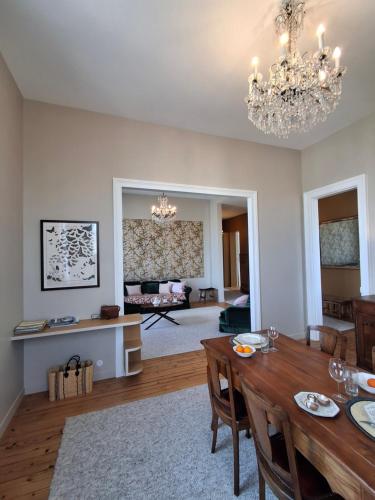 un salon avec une table et un lustre dans l'établissement Séjour chic en Art Déco, à Granville