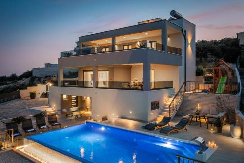 Swimmingpoolen hos eller tæt på Private seaside Villa Porat in Oštrička Luka, Kanica, Rogoznica with pool