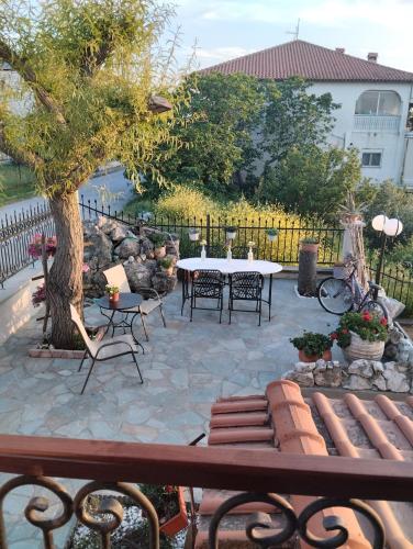 Κήπος έξω από το Lena's Family Home