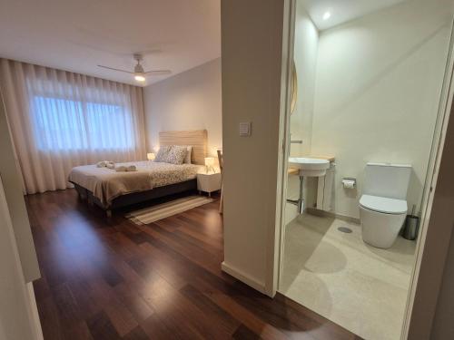 een slaapkamer met een bed, een toilet en een wastafel bij Sleep Swell in Porto