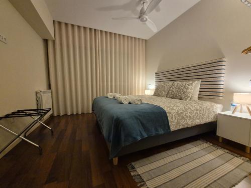 een slaapkamer met een bed met twee handdoeken erop bij Sleep Swell in Porto
