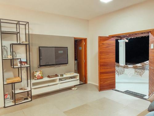 Μια τηλεόραση ή/και κέντρο ψυχαγωγίας στο Linda Casa de Praia Família com até 10 pessoas