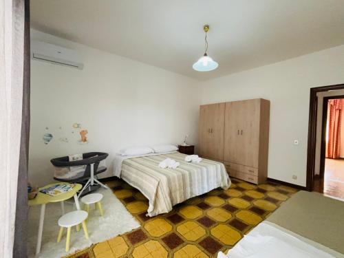 Postel nebo postele na pokoji v ubytování 5 Minutes' Walk from the Beach, with Two Bedrooms