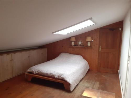 une chambre avec un lit et une lumière au plafond dans l'établissement Gîte à la ferme, à Montolieu