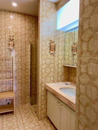 une salle de bain avec un lavabo et une douche dans l'établissement Apartment between Sea & Mountains, à Mougins