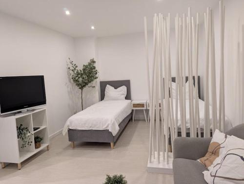 a living room with a bed and a tv at Monteurwohnung Zimmer Pendler Ferien in Gangelt