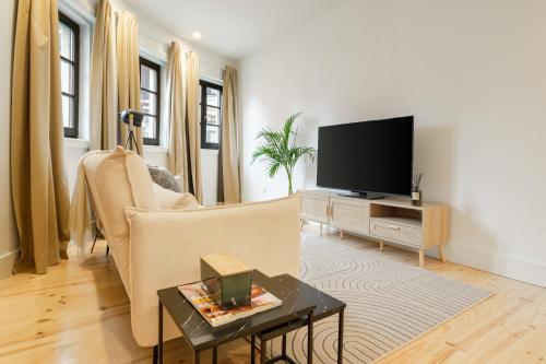 Art Deco 12 Luxury 2BR Apartment Downtown Metro AC
