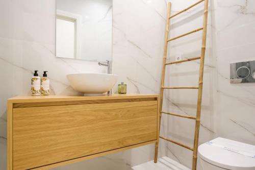 Art Deco 12 Luxury 2BR Apartment Downtown Metro AC