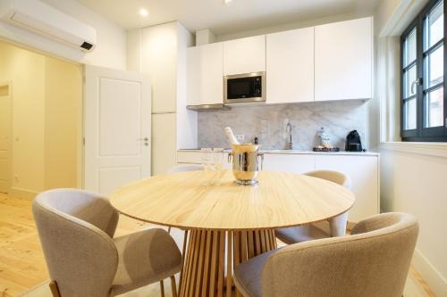 Art Deco 12 Luxury 2BR Apartment Downtown Metro AC