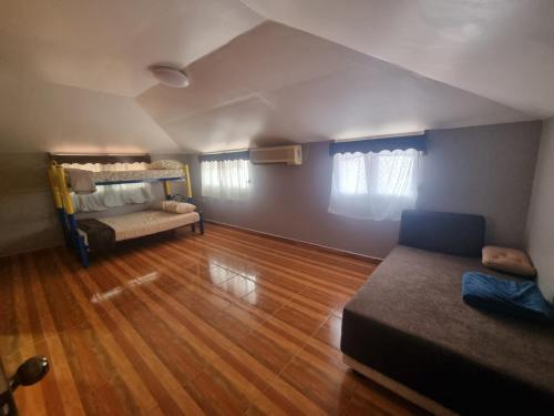 a living room with a bed and a couch at El Eden de la Familia in Choluteca