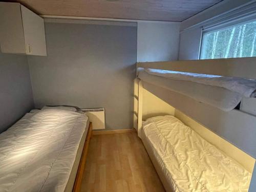 Ένα ή περισσότερα κρεβάτια σε δωμάτιο στο 4 star holiday home in FÄRJESTADEN