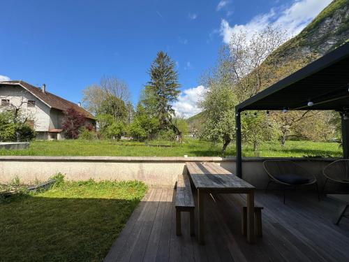 Photo de la galerie de l'établissement Maisonnette avec terrasse et jardin, à Doussard