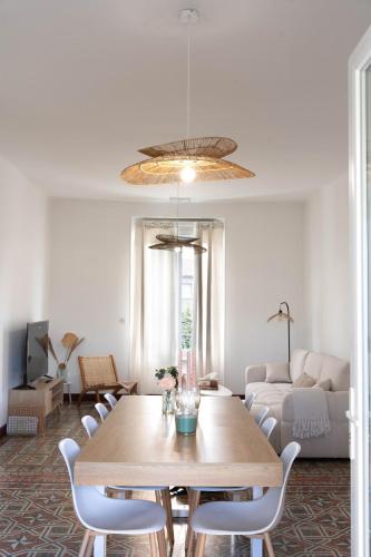 un salon avec une table et un canapé dans l'établissement Villa Léa Alès 5 chambres, à Alès