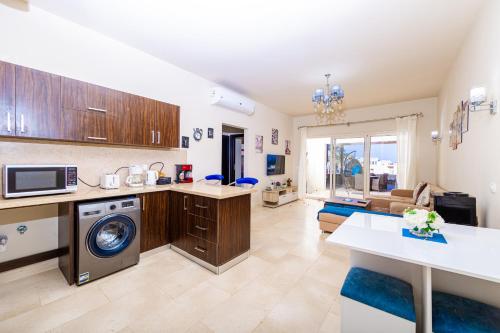 Η κουζίνα ή μικρή κουζίνα στο Apartment Azzura Sahl Hasheesh with Private Garden and Sea view