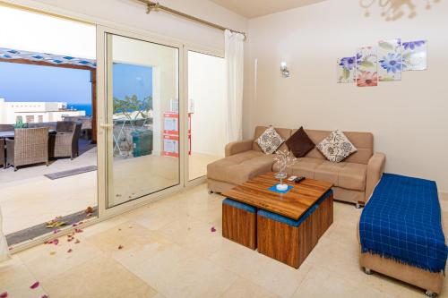 Χώρος καθιστικού στο Apartment Azzura Sahl Hasheesh with Private Garden and Sea view
