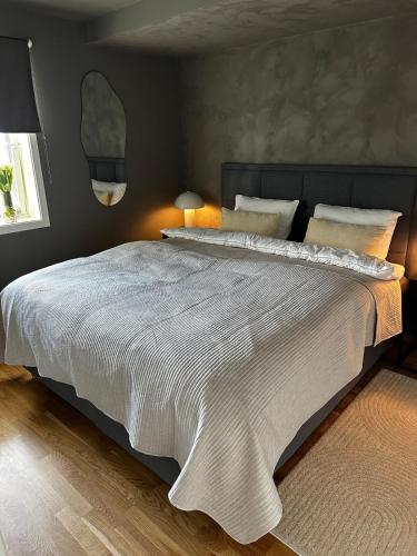 Postel nebo postele na pokoji v ubytování Sentrumsnær leilighet i Bodø