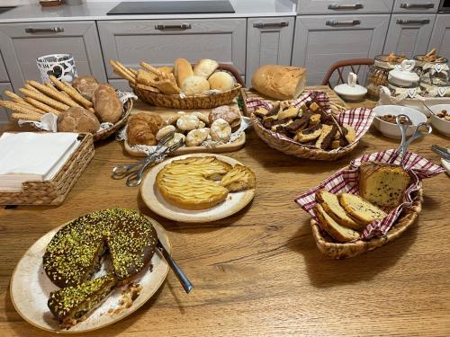 a table with many baskets of bread and pastries at B&B Luci della Collina Boutique Relax in Tortoreto Lido
